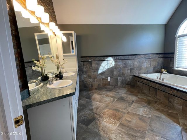 2066 Orchard Park Drive, Niskayuna, NY 12309