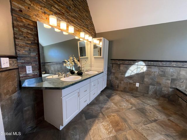 2066 Orchard Park Drive, Niskayuna, NY 12309