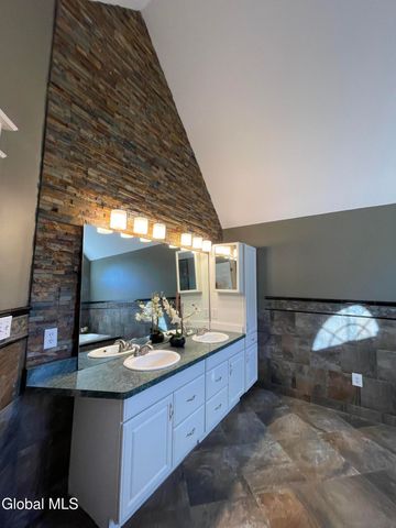 2066 Orchard Park Drive, Niskayuna, NY 12309