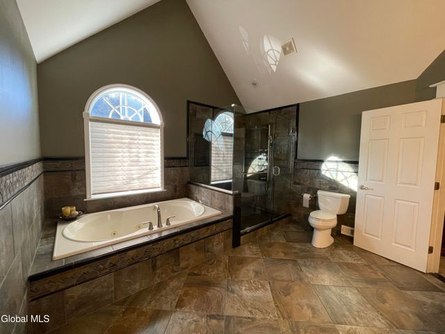 2066 Orchard Park Drive, Niskayuna, NY 12309