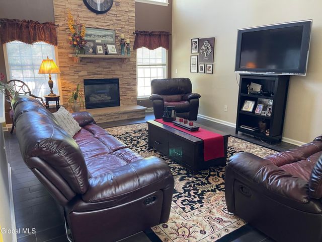 2066 Orchard Park Drive, Niskayuna, NY 12309