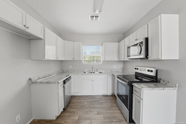 630 E Pine St, Seguin, TX 78155