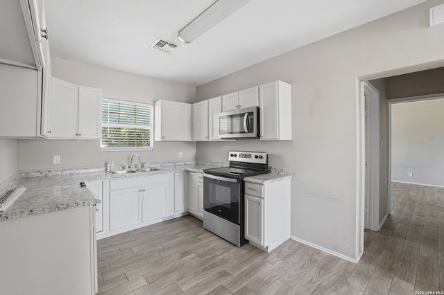 630 E Pine St, Seguin, TX 78155