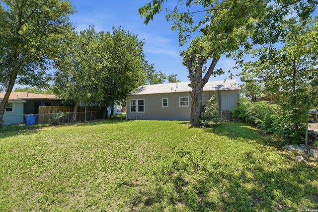 630 E Pine St, Seguin, TX 78155