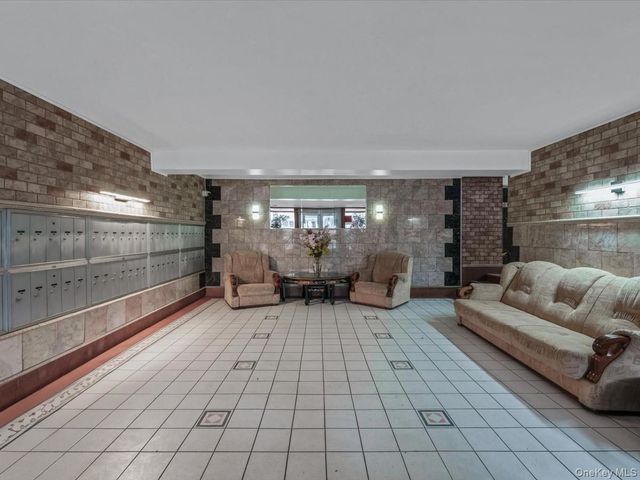 82-40 Austin Street 6K, Kew Gardens, NY 11415