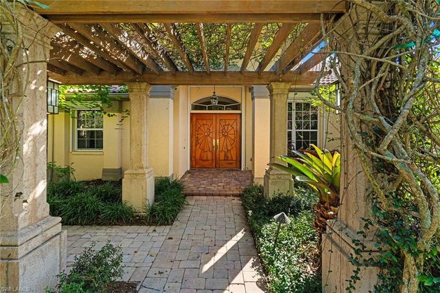 8840 Mariposa CT, Naples, FL 34113