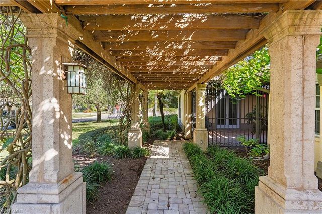 8840 Mariposa CT, Naples, FL 34113