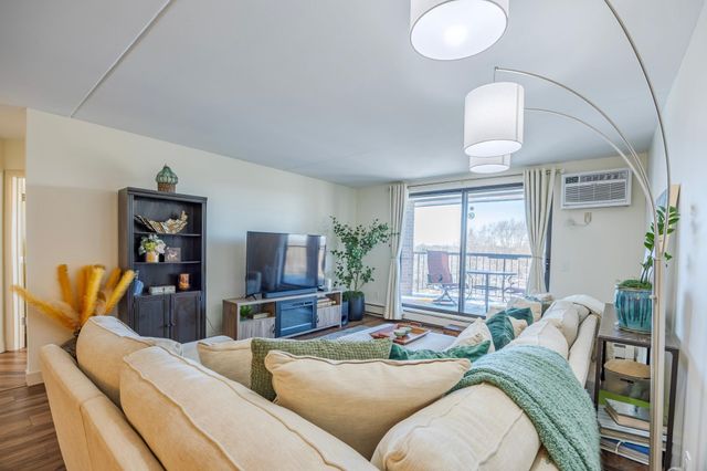 2601 Kenzie Terrace 515, Saint Anthony, MN 55418