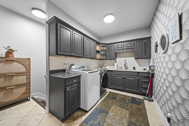 2946 Lewis Center Road, Lewis Center, OH 43035