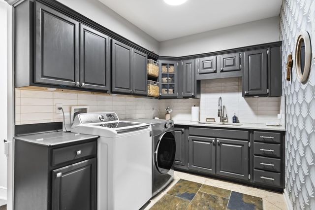 2946 Lewis Center Road, Lewis Center, OH 43035