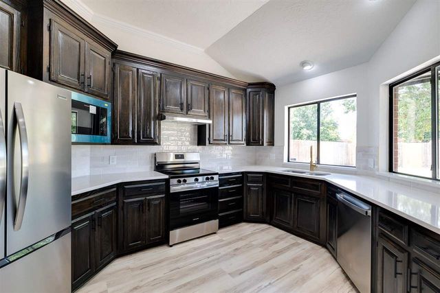 110 NE 51st St, Lawton, OK 73507
