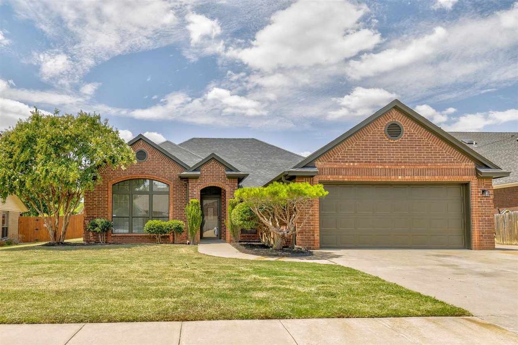 110 NE 51st St, Lawton, OK 73507