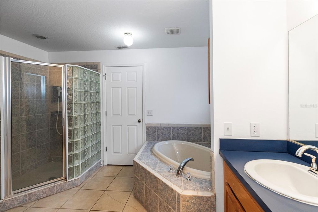 Image 14 of property listing at 1415 E ANNIE STREET, Tampa, FL 33612