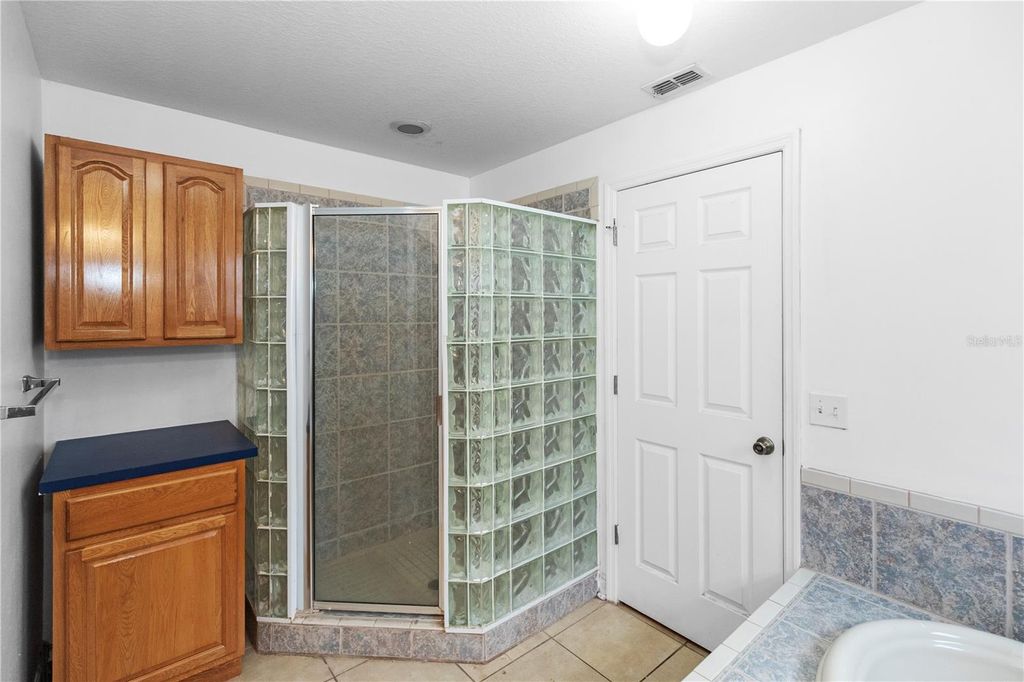 Image 15 of property listing at 1415 E ANNIE STREET, Tampa, FL 33612