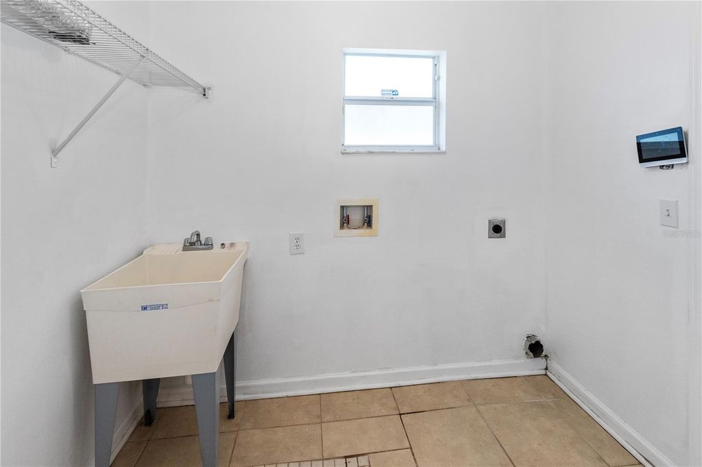 Image 6 of property listing at 1415 E ANNIE STREET, Tampa, FL 33612