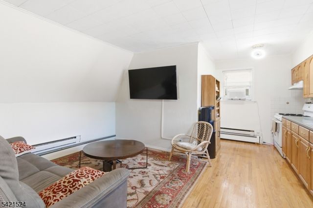 375 Westervelt Pl, Lodi Boro, NJ 07644