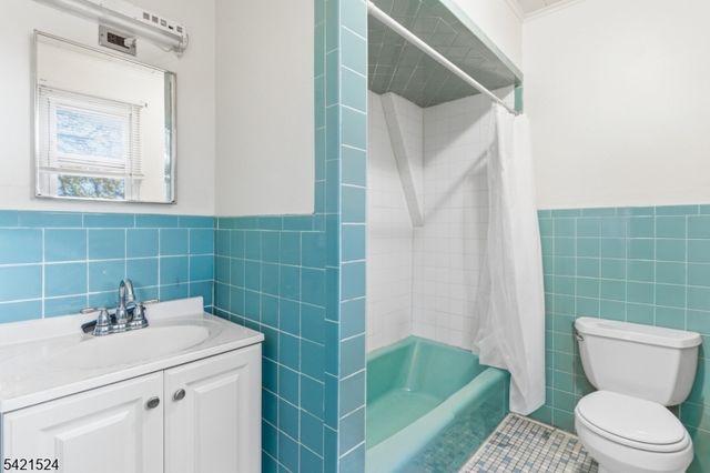 375 Westervelt Pl, Lodi Boro, NJ 07644