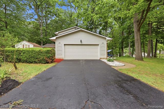 5639 Cross Village Road, Grand Blanc, MI 48439