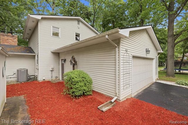 5639 Cross Village Road, Grand Blanc, MI 48439