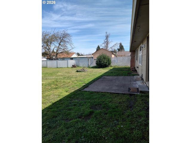 778 V St, Springfield, OR 97477