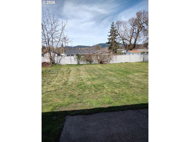 778 V St, Springfield, OR 97477