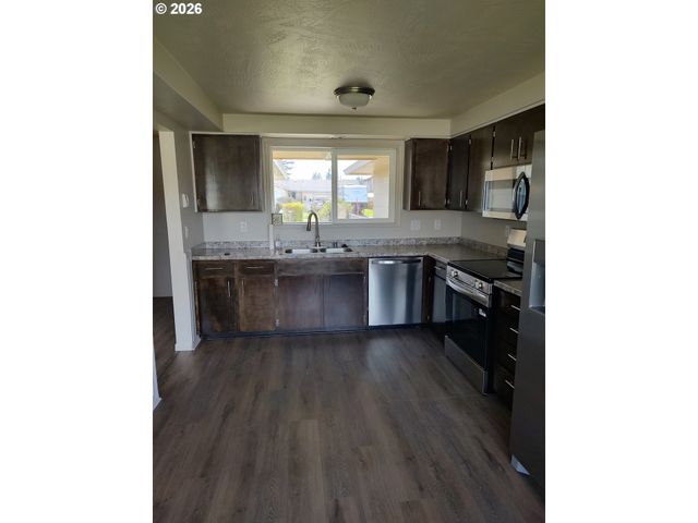 778 V St, Springfield, OR 97477