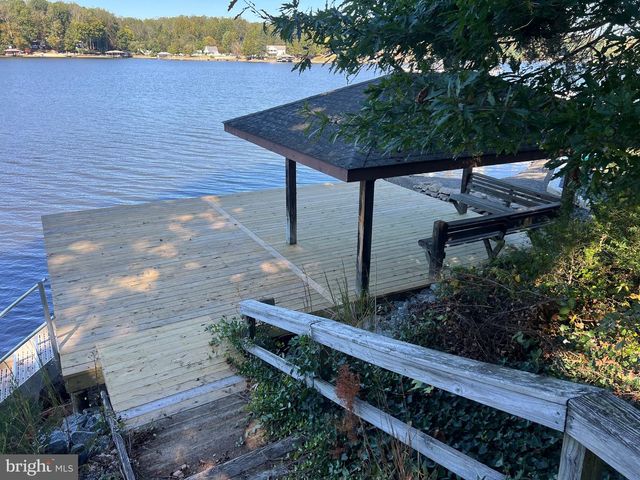 1134 S LAKESHORE DR, Louisa, VA 23093