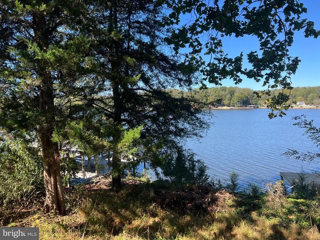 1134 S LAKESHORE DR, Louisa, VA 23093