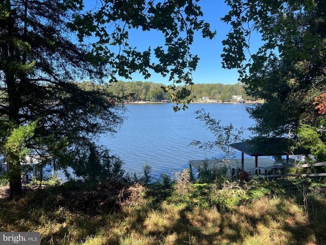 1134 S LAKESHORE DR, Louisa, VA 23093