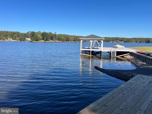 1134 S LAKESHORE DR, Louisa, VA 23093