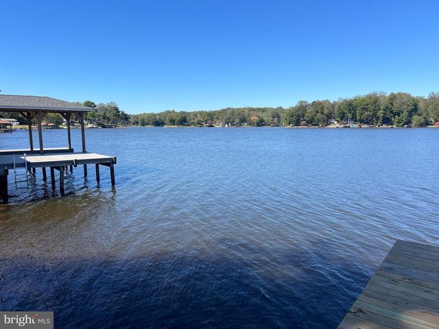 1134 S LAKESHORE DR, Louisa, VA 23093