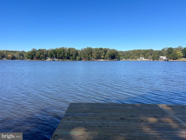 1134 S LAKESHORE DR, Louisa, VA 23093