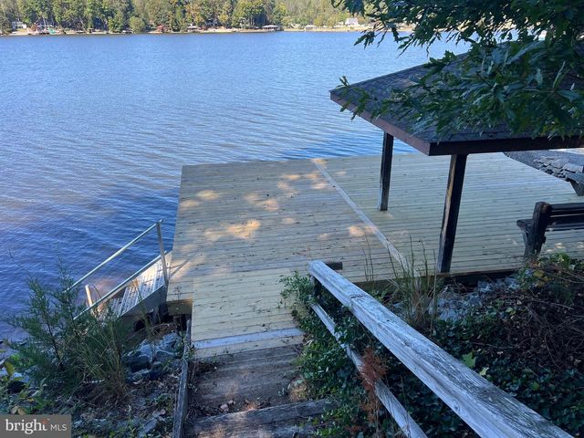 1134 S LAKESHORE DR, Louisa, VA 23093