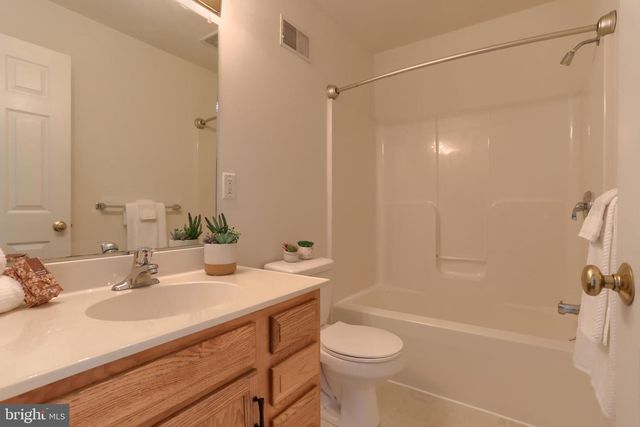 2005 GREYSTONE DR, Lebanon, PA 17042