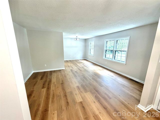 1880 Woodridge Circle, Hickory, NC 28602