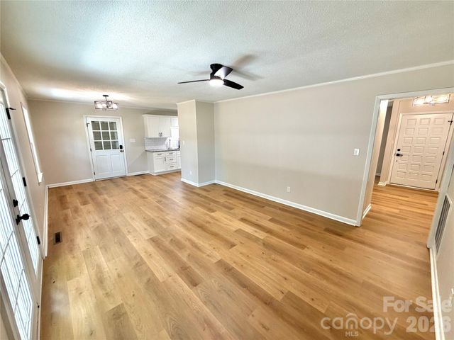 1880 Woodridge Circle, Hickory, NC 28602