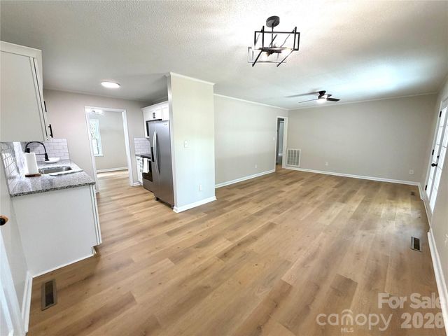 1880 Woodridge Circle, Hickory, NC 28602