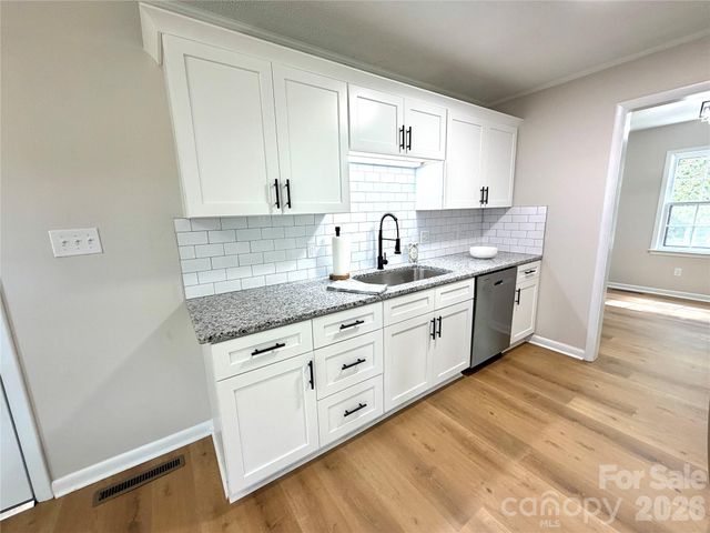 1880 Woodridge Circle, Hickory, NC 28602