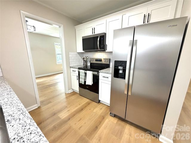 1880 Woodridge Circle, Hickory, NC 28602