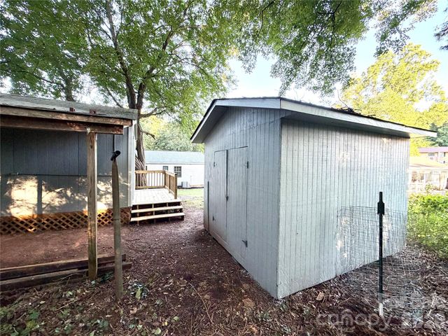 1880 Woodridge Circle, Hickory, NC 28602