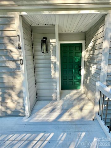 1880 Woodridge Circle, Hickory, NC 28602