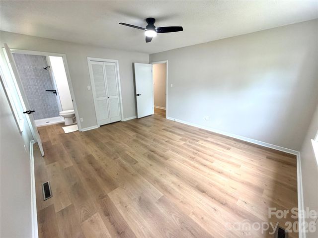1880 Woodridge Circle, Hickory, NC 28602