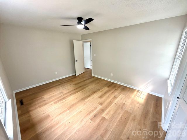 1880 Woodridge Circle, Hickory, NC 28602