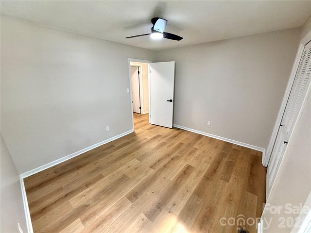 1880 Woodridge Circle, Hickory, NC 28602