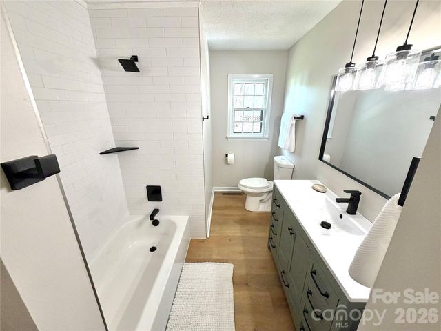 1880 Woodridge Circle, Hickory, NC 28602