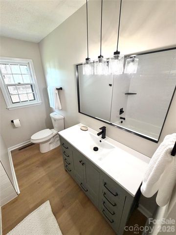 1880 Woodridge Circle, Hickory, NC 28602