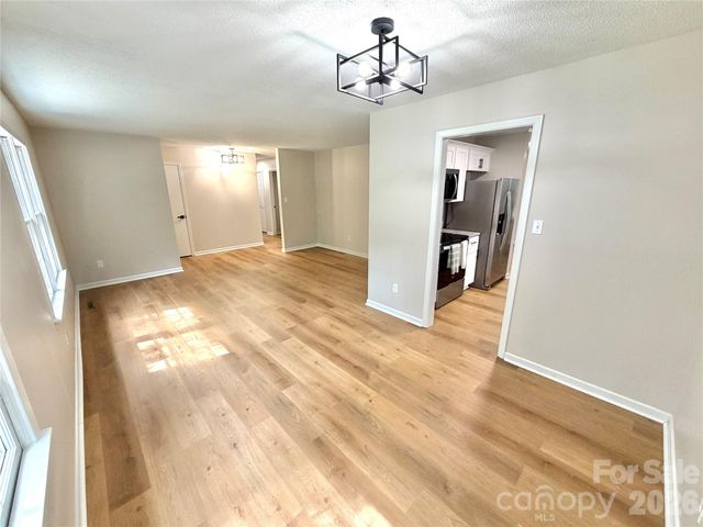1880 Woodridge Circle, Hickory, NC 28602