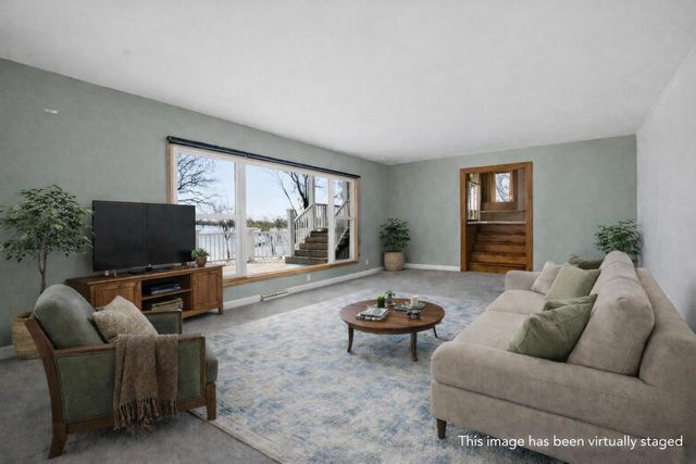 W398N6198 Mary LANE, Oconomowoc, WI 53066