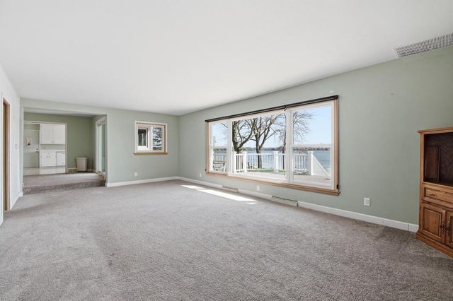 W398N6198 Mary LANE, Oconomowoc, WI 53066