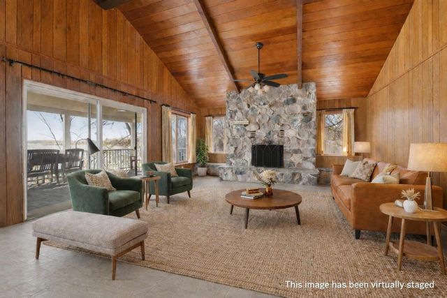 W398N6198 Mary LANE, Oconomowoc, WI 53066